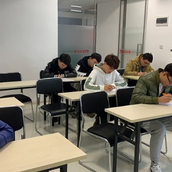 it培訓這么火，現(xiàn)在學編程晚么