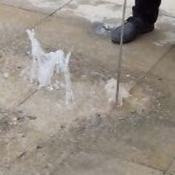 深圳小區(qū)埋地鐵管漏水查漏，探測到精準位置，早點開挖維修減少浪費