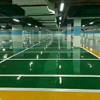 環氧地坪是一種高強度、耐磨損、美觀的地板，具有無接縫、質地堅實、耐藥品性佳、防腐、防塵、保養方便、維