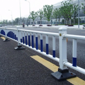孟津現(xiàn)貨廠家供應鋅鋼馬路護欄公路護欄人車分離欄道路護欄長期供應