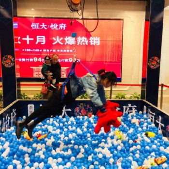商場暖場互動(dòng)道具真人娃娃機(jī)出租出售