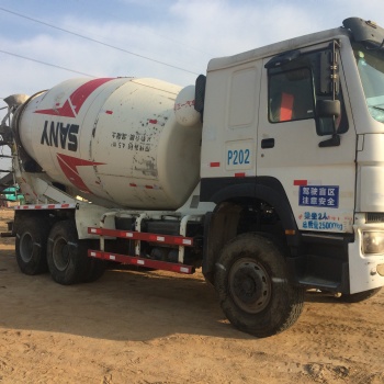 梁山飛翔汽貿：二手攪拌車12方重汽豪沃