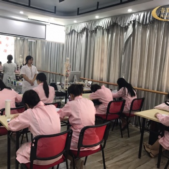 廣州奈斯母嬰月嫂培訓——高薪就業