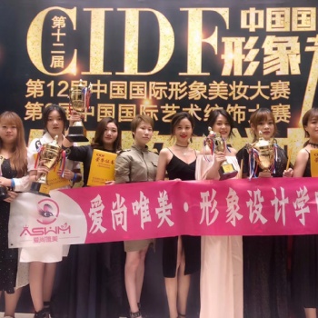 深圳龍崗坪山化妝美甲學校業余時間學化妝