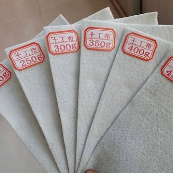 100-600克堤壩運(yùn)動(dòng)場(chǎng)館中的過(guò)濾排水保護(hù)用短絲土工布長(zhǎng)絲土工布