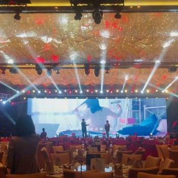 惠州專業演出設備出租，演出燈光音響桁架背景出租，活動桌椅鐵馬沙發出租