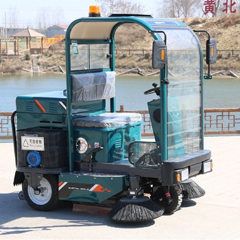 半封閉三刷掃地車整車質(zhì)保一年廠家自銷