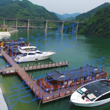 防腐木甲板型浮動(dòng)碼頭