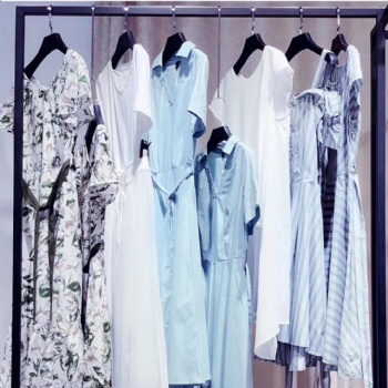 南寧服裝批發(fā)-南寧服裝批發(fā)網(wǎng)艾薇萱品牌女裝供貨場(chǎng)地