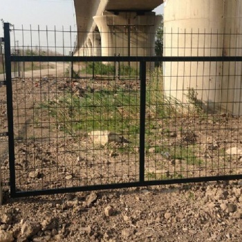 姜建絲網銷售 公路框架護欄網、廠區圍墻護欄、圈地雙邊框架護欄網