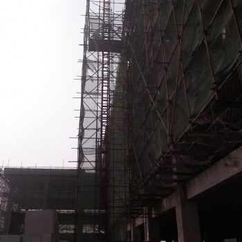 北京鴻泰恒宇專(zhuān)注出租龍門(mén)架物料提升機(jī)