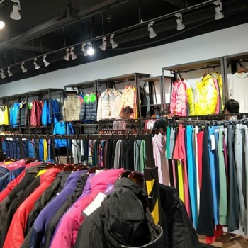 安踏運(yùn)動(dòng)品牌服裝廠家尾貨批發(fā)，供應(yīng)直播地?cái)偞筘? /></a></div>
	<div   id=