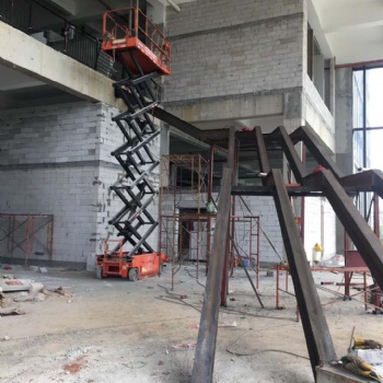 高空作業(yè)車租賃丨東莞液壓升降機高空作業(yè)設備高空平臺升降機