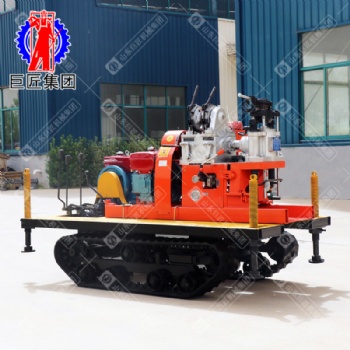 YQZD-30型履帶式液壓輕便鉆機(jī)采用球卡夾持機(jī)構(gòu)，可實行不停機(jī)倒桿