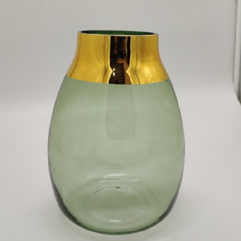 廠家各種規(guī)格玻璃花瓶 燭臺(tái) 玻璃器皿量大價(jià)優(yōu)瓶身通透歡迎咨詢訂購