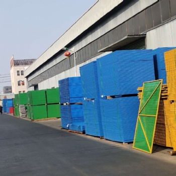 建筑爬架網工地高層外圍施工防火防墜安全鋼板網米字型爬架沖孔網