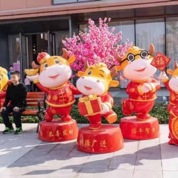 玻璃鋼廠家牛制作出租，新年鴻運牛模型出租，皮皮牛出售