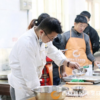 打工返鄉(xiāng)青年想創(chuàng)業(yè)學廚師專業(yè)技術認可西安新紀元烹飪技工學校