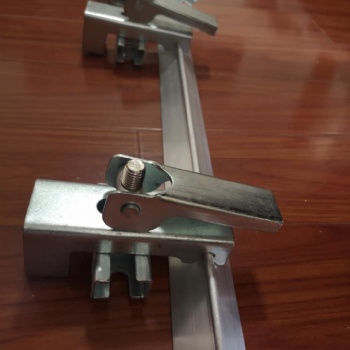 導(dǎo)料槽夾持器 裙板壓緊夾持器 不銹鋼夾持器 鍍鋅材質(zhì) 星辰大海