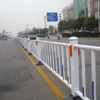 青海西寧廠家定做各種鐵藝護欄道路市政護欄現(xiàn)貨供應(yīng)