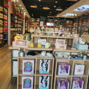 資陽新款名創(chuàng)彩妝流水臺戀慧優(yōu)品飾品貨架店鋪設(shè)計