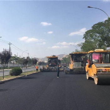 光明街道小區瀝青道路改色
