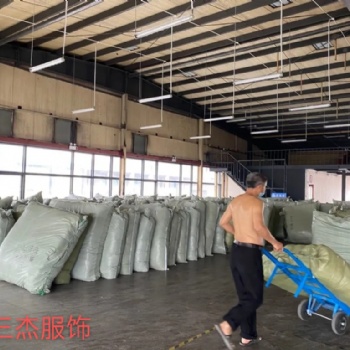 廣州三杰服飾品牌專柜下架女裝走份批發(fā)，連衣裙批發(fā)，羽絨服批發(fā)，雙面呢批發(fā)