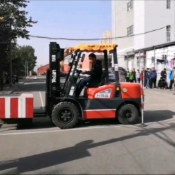 平湖振達(dá)教學(xué)---叉車(chē)培訓(xùn)過(guò)程中的注意事項(xiàng)