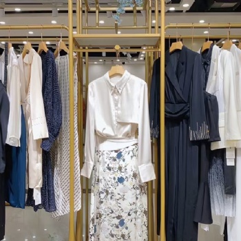廣州三杰服飾品牌女裝走份批發，小香風套裝，西裝套裝，風衣外套