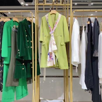 廣州三杰服飾品牌女裝下架走份批發，羊絨大衣，牛仔褲，工廠女裝貨源