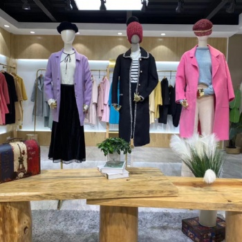 廣州三杰服飾品牌女裝尾貨走份批發(fā)、連衣裙、風衣、西裝外套工廠源女裝批發(fā)