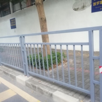 江門鄉(xiāng)道路側(cè)保護(hù)欄 按需定制交通護(hù)欄 市政道路安全隔離柵欄