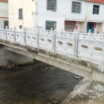 浙江臺州鄉村水泥欄桿建設，仿樹樁石制作，仿木欄桿施工造型好