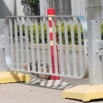 東莞東城深標(biāo)II路中防撞欄 廠家現(xiàn)貨廣告市政道路欄桿 **交通安全保護(hù)欄
