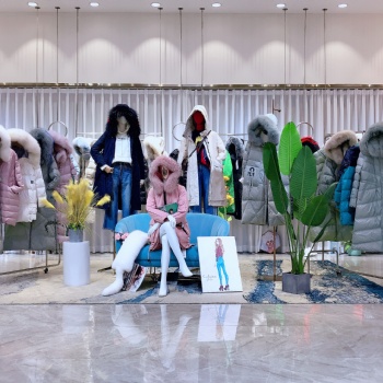 雨貝爾UBLER鴨絨服 2021年冬白鴨絨**撤柜