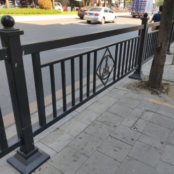 靜電噴塑市政護(hù)欄 馬路車輛分流欄桿 惠州新式道路護(hù)欄