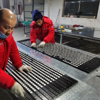 免打磨陶瓷橡膠板滾筒冷硫化包膠