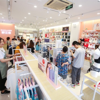 好蘭朵女士內(nèi)衣加盟:聚攏內(nèi)衣的益處