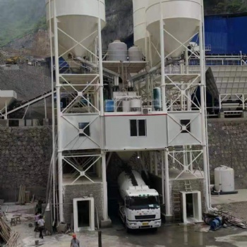 成都潤(rùn)捷建機(jī)生產(chǎn)銷售混凝土攪拌站