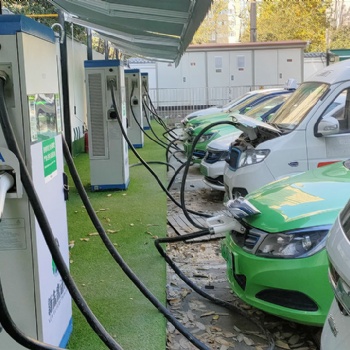 恩澤場站丨鳳城九路新能源車充電場站座無虛席，人氣爆棚！