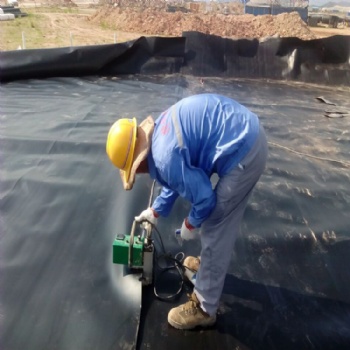 環保防滲材料HDPE土工膜、垃圾填埋場防滲材料HDPE土工膜、聚酯長絲土工布廠家