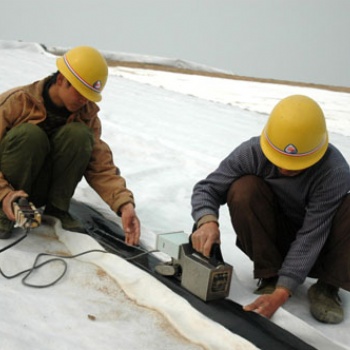 城市建設HDPE防滲土工膜、河道治理兩布一膜復合土工膜、聚酯長絲土工布德州廠家