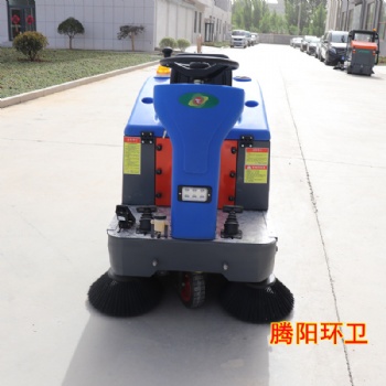 山東騰陽(yáng)1.2米駕駛式電動(dòng)掃地車(chē)