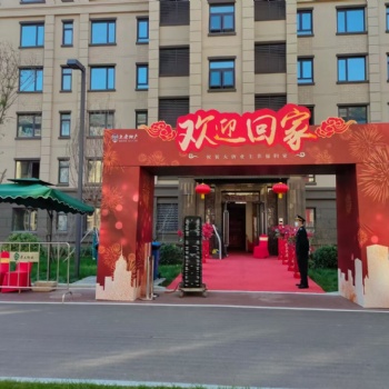 沙發(fā)鐵馬演講臺租賃舞臺背板搭建