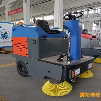 騰陽1.4米駕駛式電動掃地車應(yīng)用