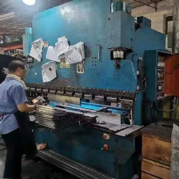 上海新力普通折彎機(jī)改裝TP10S三軸數(shù)控系統(tǒng)后擋料電氣柜橫梁改造