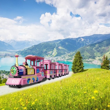 乘坐旅游觀光車旅游已成為景區游覽的一大特色