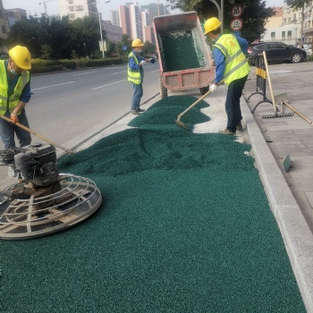 冷鋪透水瀝青就選廣州地石麗專業(yè)冷鋪瀝青材料廠家全程技術(shù)指導(dǎo)