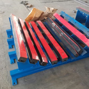 巢湖礦用輸送機(jī)緩沖床廠家定制 抗沖擊皮帶機(jī)拖床