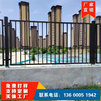 圍墻護欄批發 組裝鍍鋅鋼管柵欄 黑色防護隔離欄桿